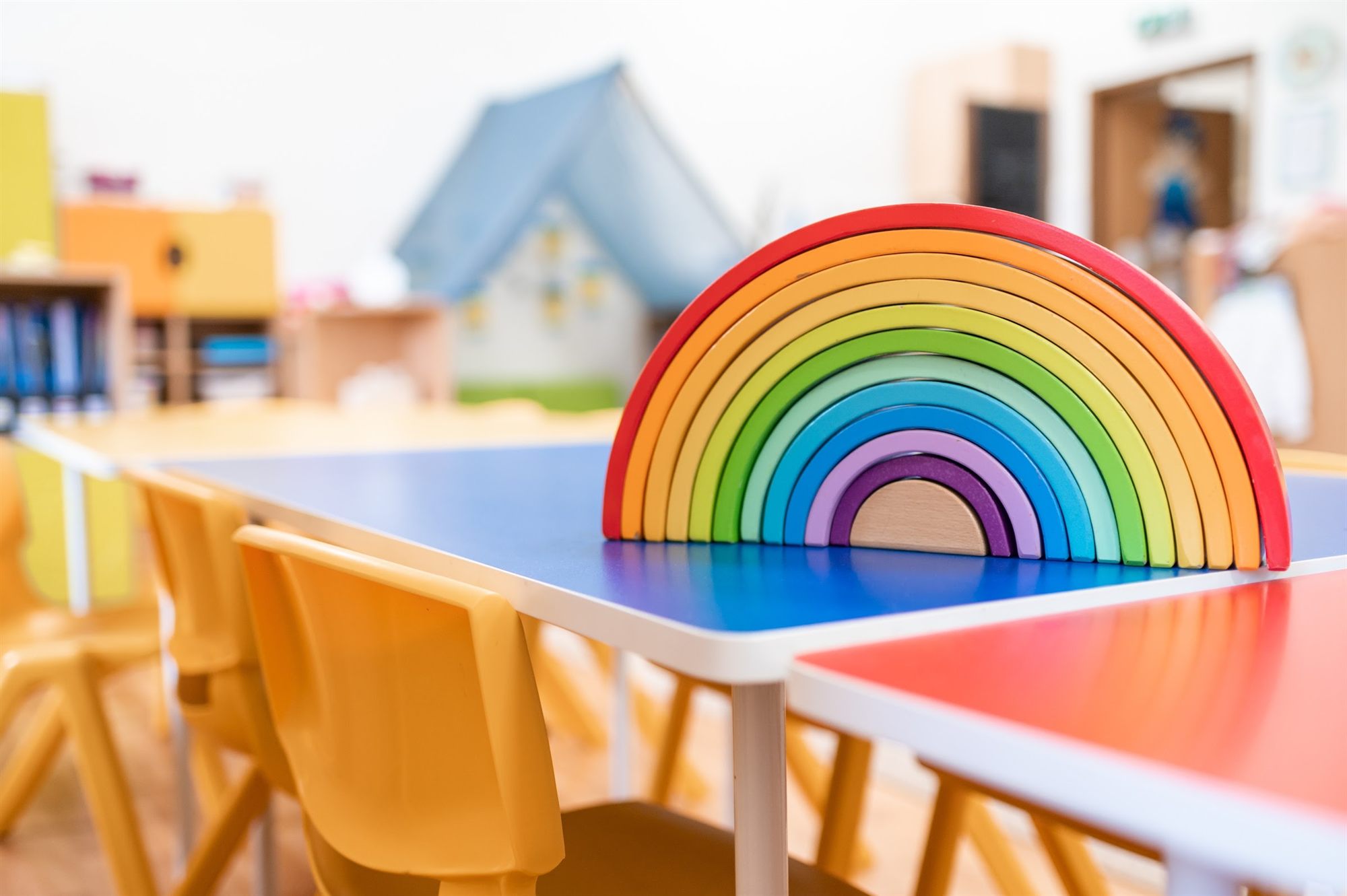 Mesa de una escuela infantil con un arco de madera de colores