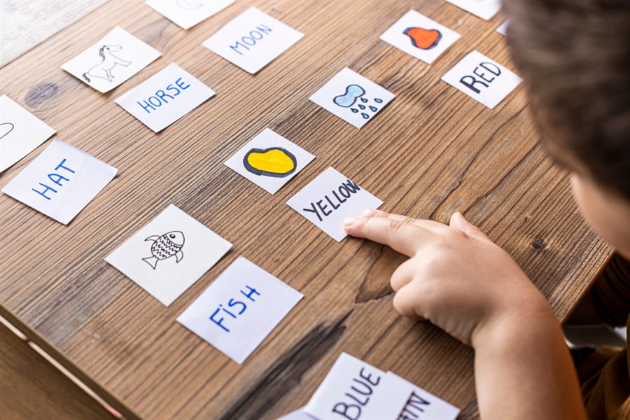 Tarjetas de vocabulario con dibujos sobre una mesa de madera